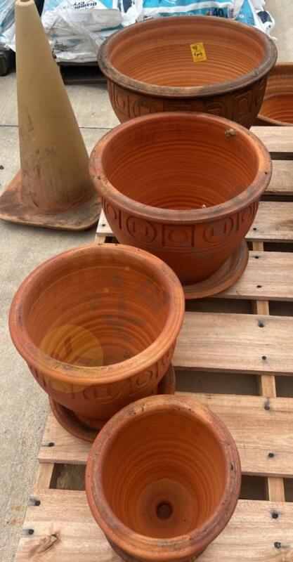 4 Clay Pots