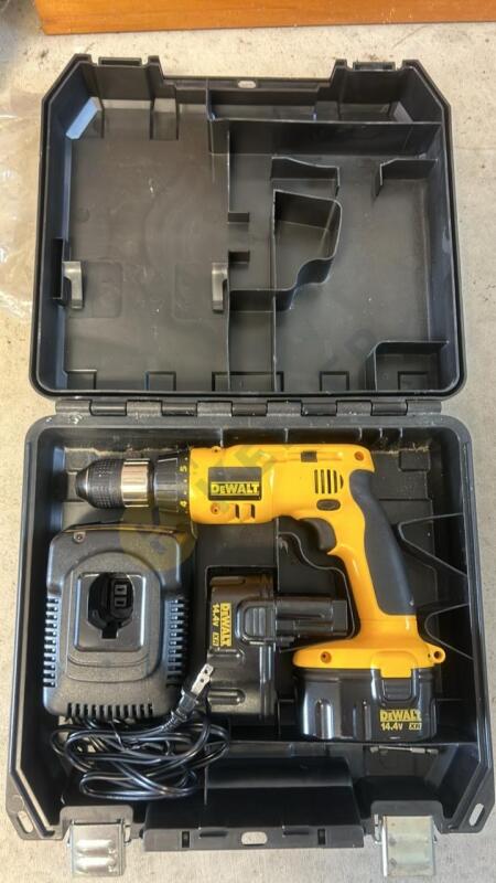 Dewalt Cordless Powerdrill with Charging Dock