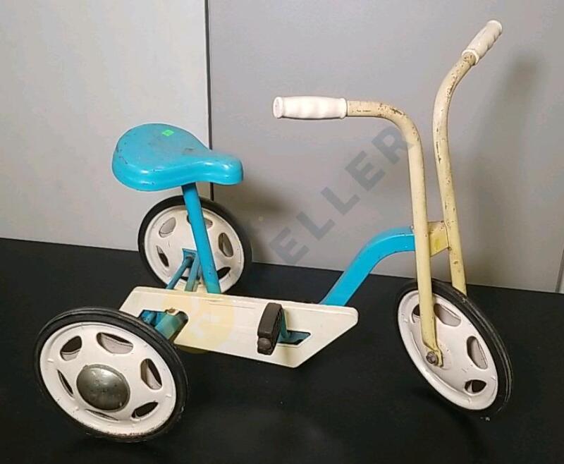 Metal "Chubby" Pedal Rear Wheel Powered Tricycle