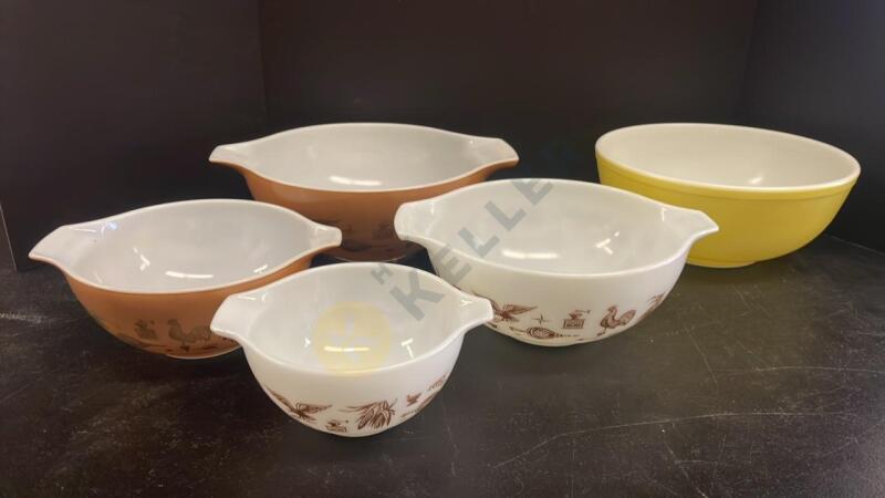 Pyrex Cinderella Nesting Bowls and 404 Mixing Bowl