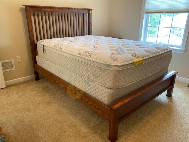 Daniel’s Amish Oak Full Size Bed