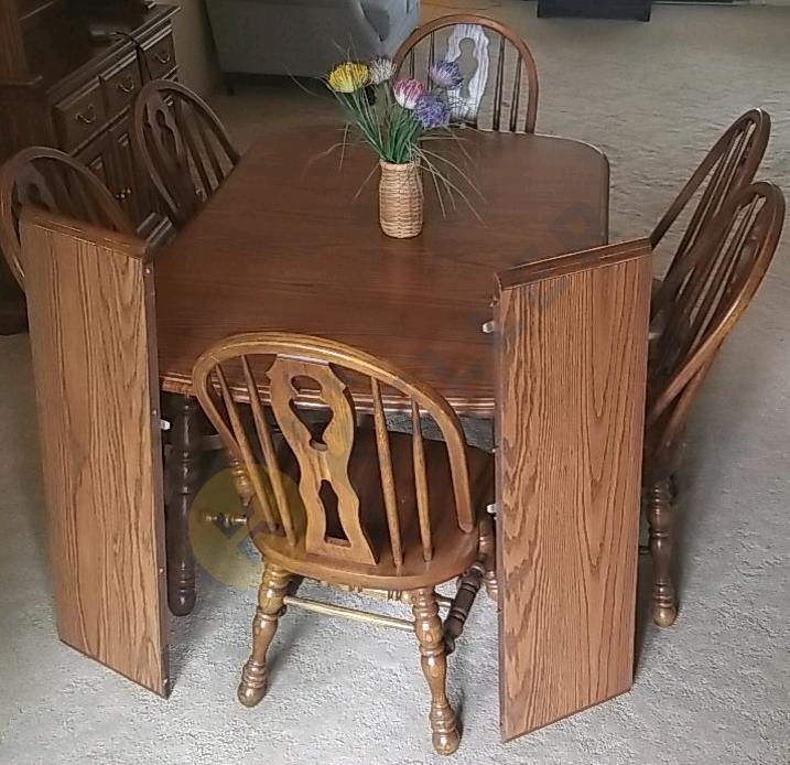 Oak Table With 2 Leaves and 6 Chairs