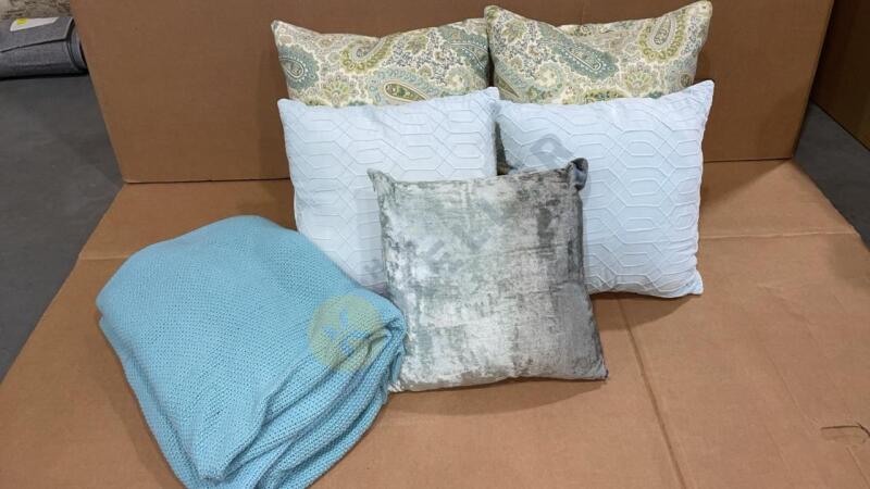 5 Throw Pillows and Blanket