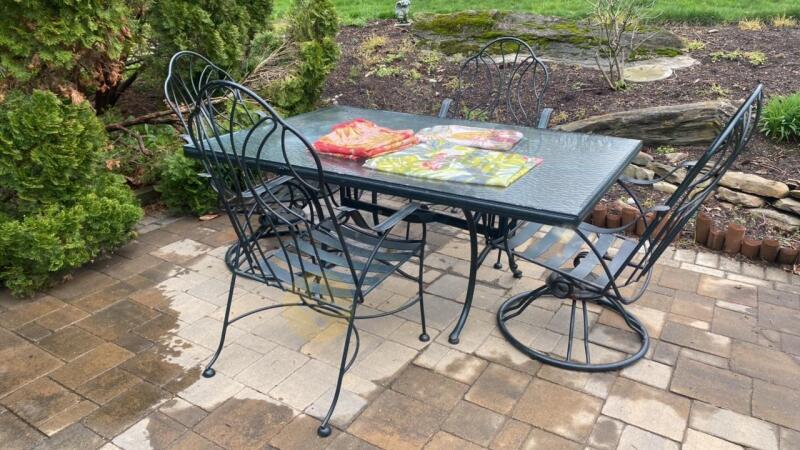 Patio Table with 4 Chairs and Cover